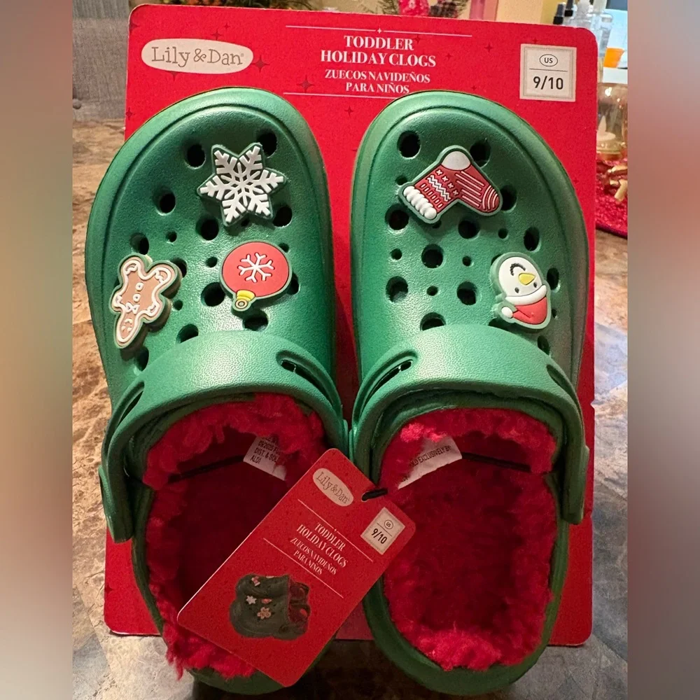 Lily & Dan NWT Kids Green Holiday Clogs with Fun Charms. Size 9/10